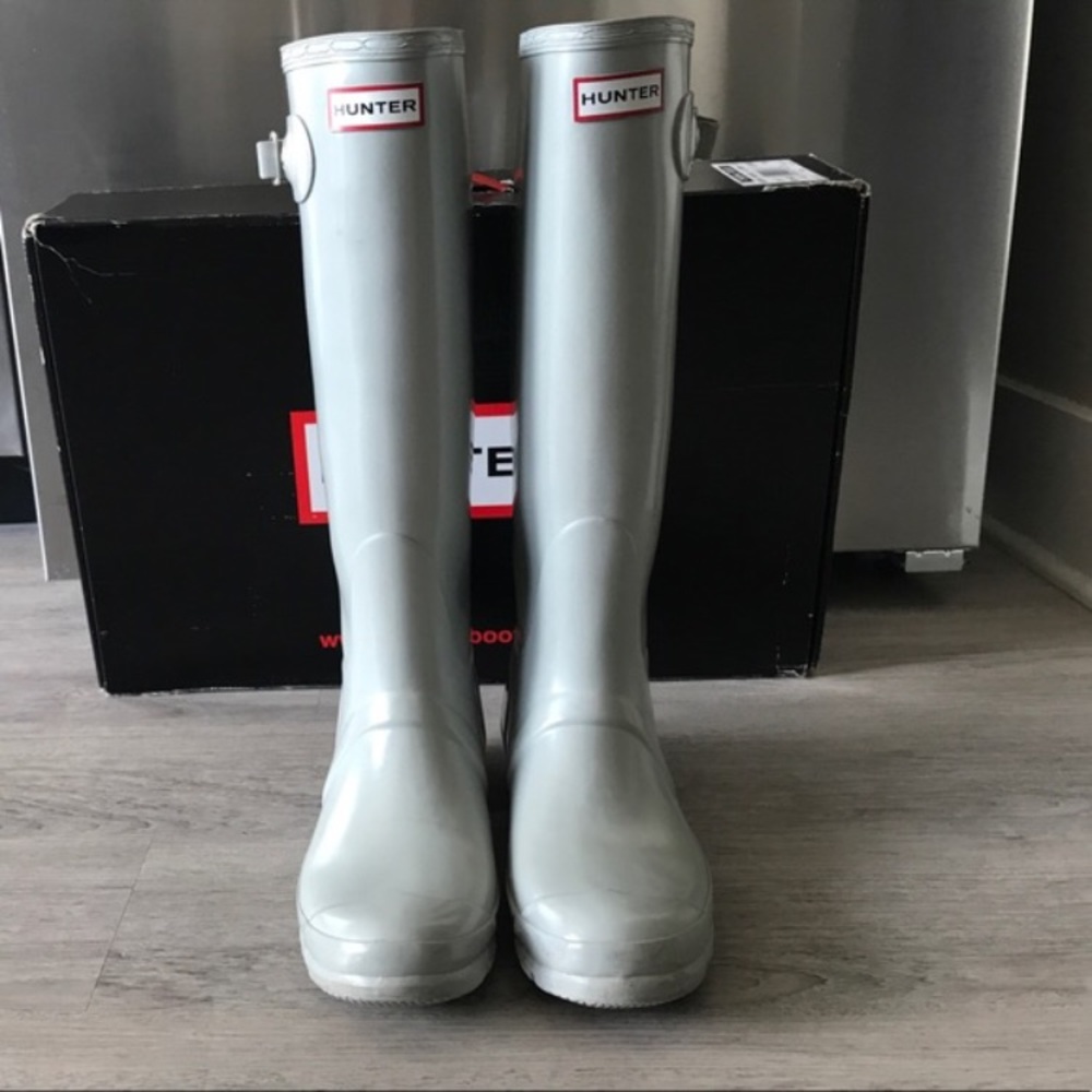 ISO:  Hunter Tall Rainboots (Smoke)